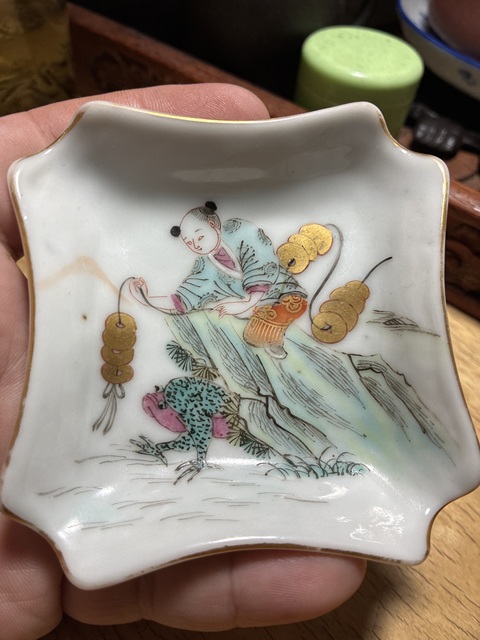 古玩陶瓷粉彩描金劉海戲金蟾圖紋四方倭角盤真品鑒賞圖