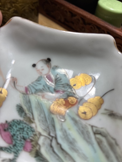 古玩陶瓷粉彩描金劉海戲金蟾圖紋四方倭角盤真品鑒賞圖