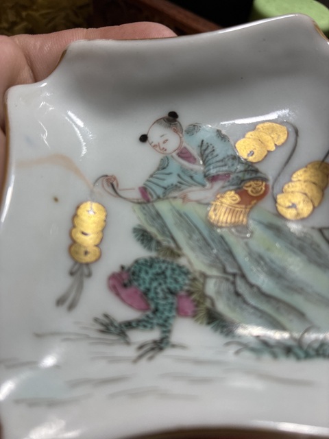 古玩陶瓷粉彩描金劉海戲金蟾圖紋四方倭角盤真品鑒賞圖