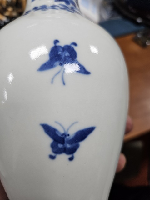 古玩陶瓷青花釉里紅花鳥紋觀音瓶真品鑒賞圖