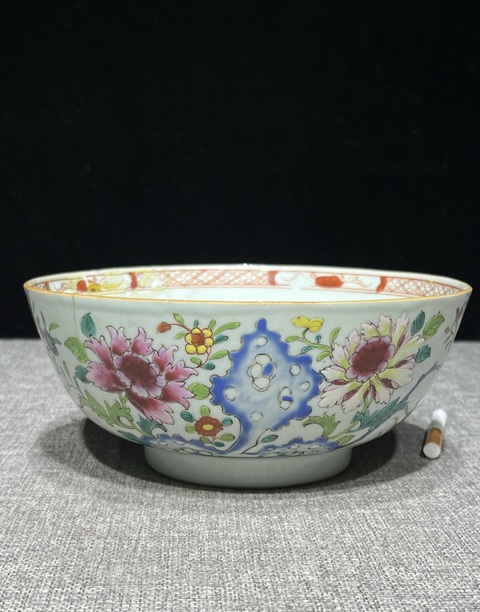 古玩陶瓷粉彩花卉碗真品鑒賞圖