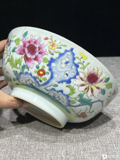 古玩陶瓷粉彩花卉碗真品鑒賞圖