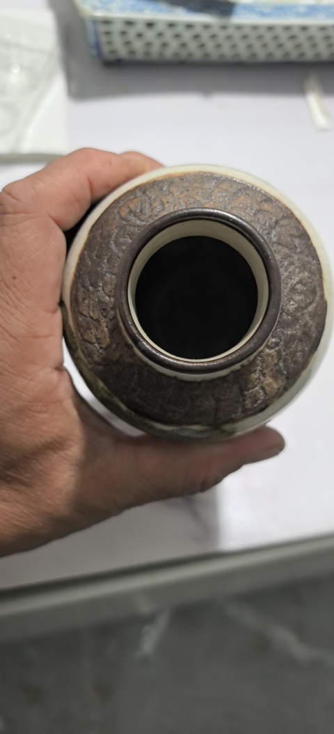 古玩陶瓷哥釉地鐵銹釉人物瓶真品鑒賞圖