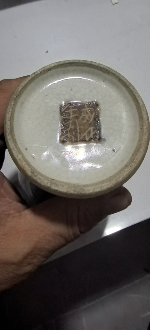 古玩陶瓷哥釉地鐵銹釉人物瓶真品鑒賞圖