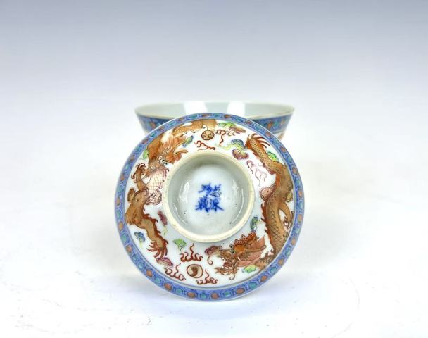 古玩陶瓷清晚期·青花加彩礬紅趕珠龍紋蓋碗真品鑒賞圖