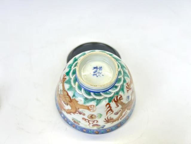 古玩陶瓷清晚期·青花加彩礬紅趕珠龍紋蓋碗真品鑒賞圖