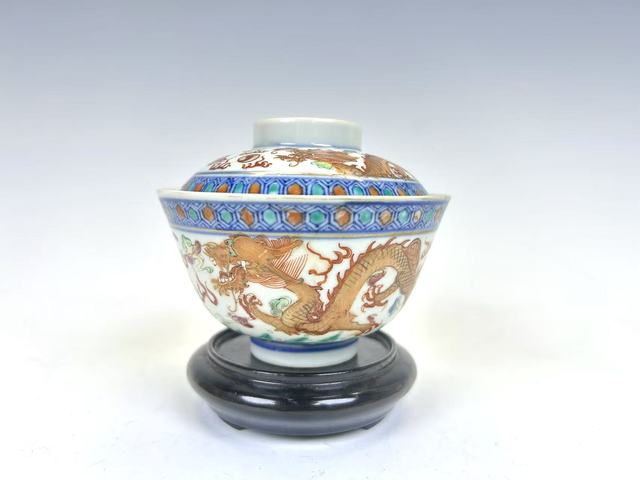 古玩陶瓷清晚期·青花加彩礬紅趕珠龍紋蓋碗真品鑒賞圖