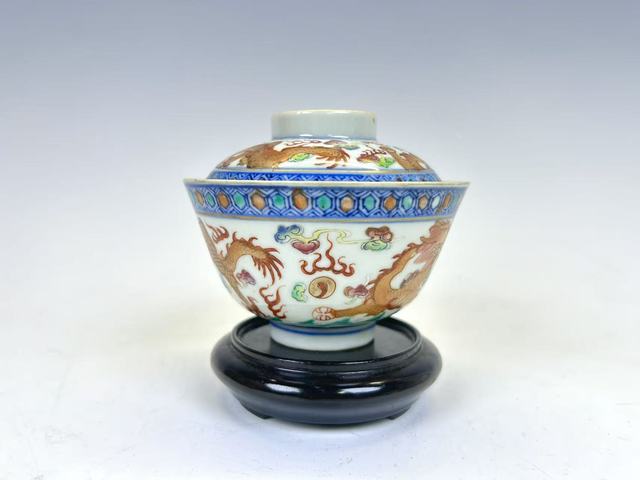 古玩陶瓷清晚期·青花加彩礬紅趕珠龍紋蓋碗真品鑒賞圖