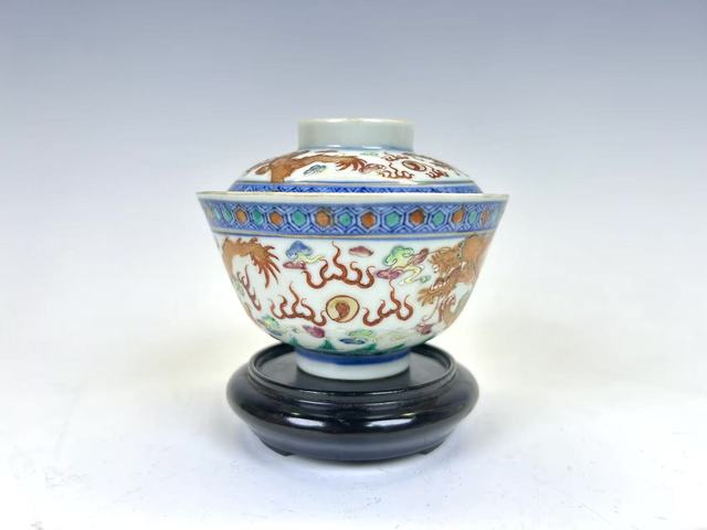 古玩陶瓷清晚期·青花加彩礬紅趕珠龍紋蓋碗真品鑒賞圖