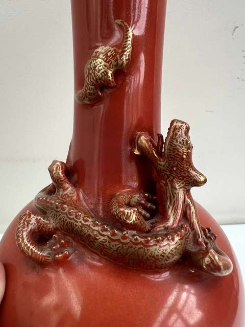 古玩陶瓷珊瑚紅釉描金螭龍蝠紋天球瓶真品鑒賞圖