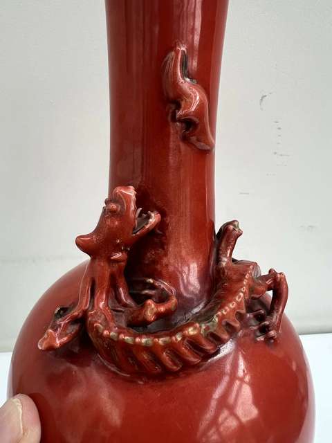 古玩陶瓷珊瑚紅釉描金螭龍蝠紋天球瓶真品鑒賞圖