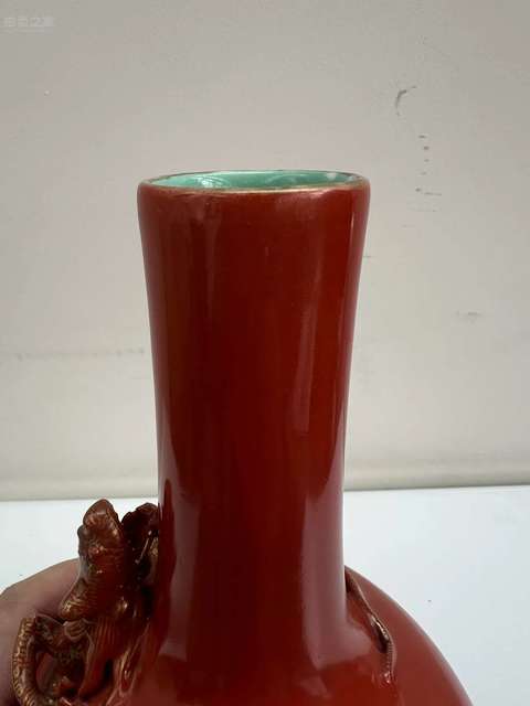古玩陶瓷珊瑚紅釉描金螭龍蝠紋天球瓶真品鑒賞圖