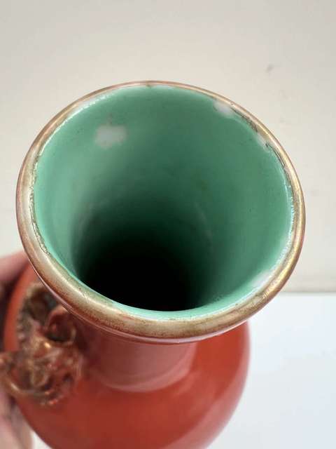 古玩陶瓷珊瑚紅釉描金螭龍蝠紋天球瓶真品鑒賞圖