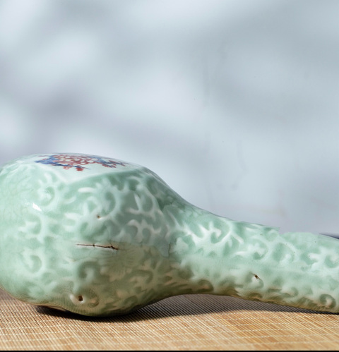 古玩陶瓷豆青釉模印青花釉里紅山水紋瓶真品鑒賞圖