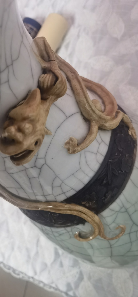 古玩陶瓷哥釉鐵骨泥盤螭龍紋撇口瓶真品鑒賞圖