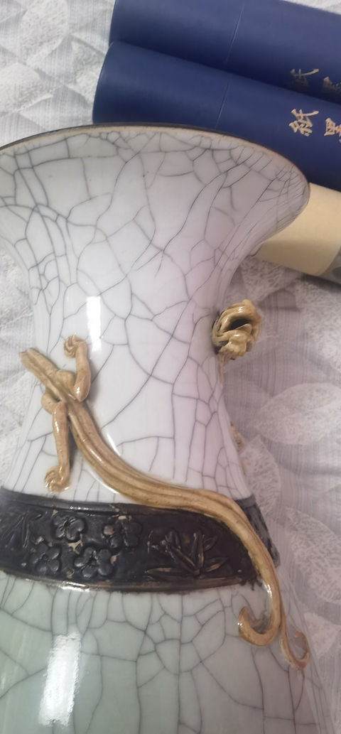 古玩陶瓷哥釉鐵骨泥盤螭龍紋撇口瓶真品鑒賞圖