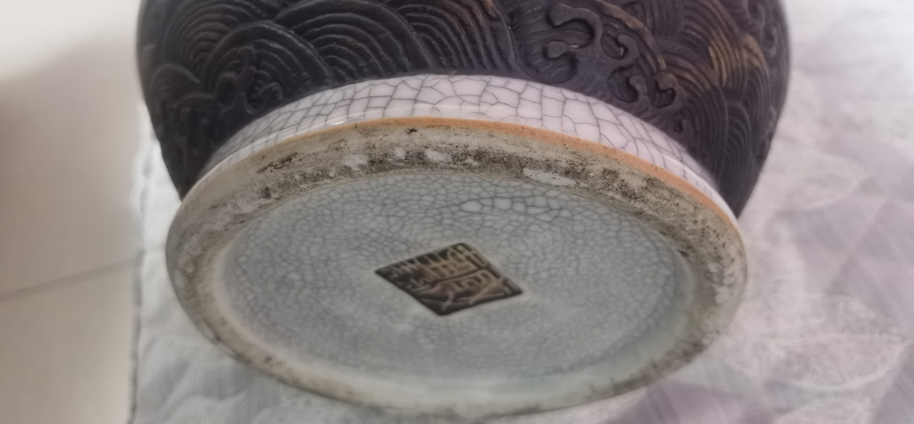 古玩陶瓷哥釉鐵骨泥盤螭龍紋撇口瓶真品鑒賞圖