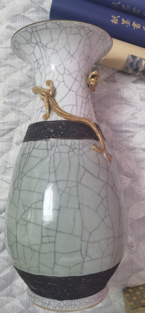 古玩陶瓷哥釉鐵骨泥盤螭龍紋撇口瓶真品鑒賞圖