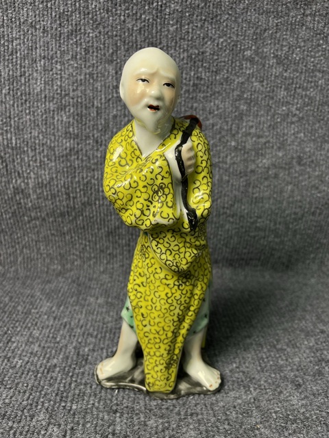 古玩陶瓷黃地粉彩漁夫塑像拍賣(mài)，當(dāng)前價(jià)格1888元