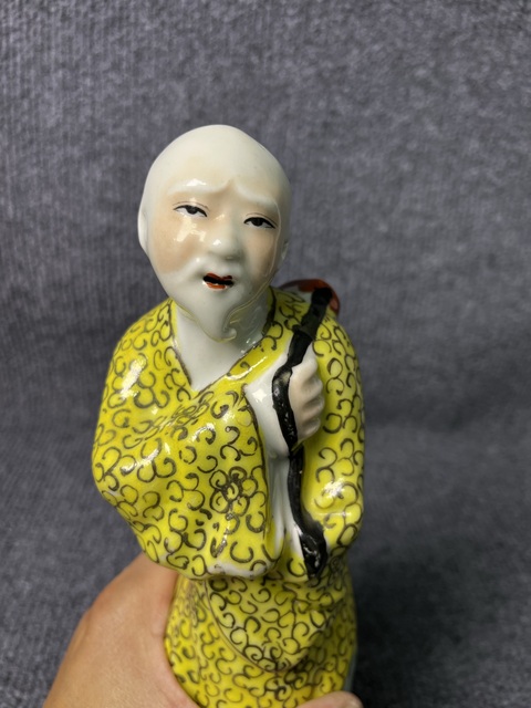 古玩陶瓷黃地粉彩漁夫塑像拍賣(mài)，當(dāng)前價(jià)格1888元