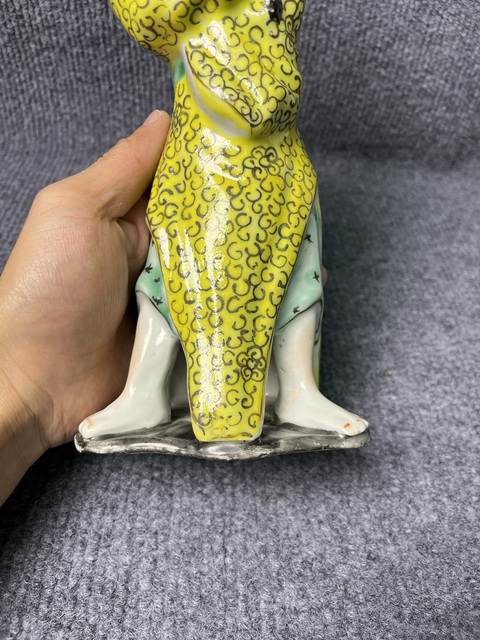 古玩陶瓷黃地粉彩漁夫塑像拍賣(mài)，當(dāng)前價(jià)格1888元