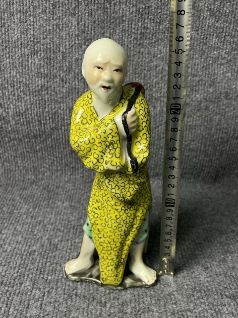 古玩陶瓷黃地粉彩漁夫塑像拍賣(mài)，當(dāng)前價(jià)格1888元