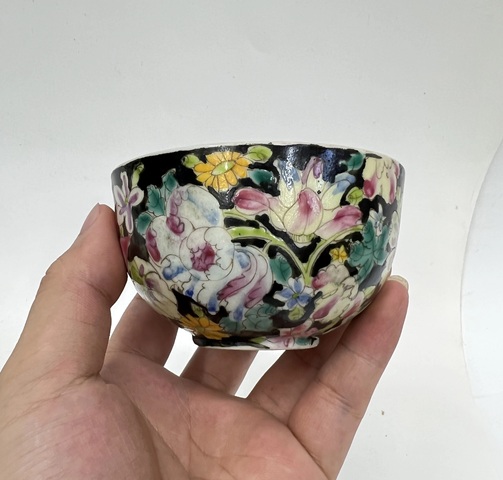古玩陶瓷墨地粉彩花卉紋杯真品鑒賞圖