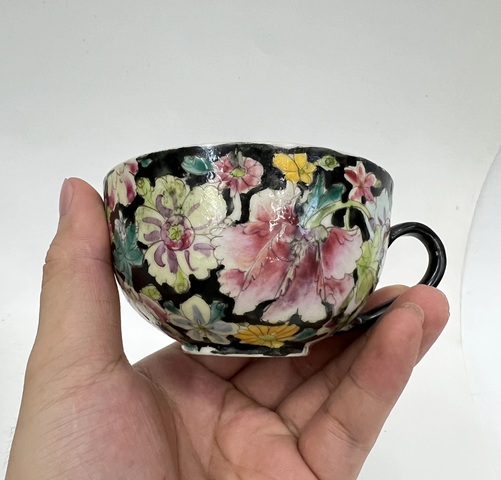 古玩陶瓷墨地粉彩花卉紋杯真品鑒賞圖
