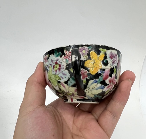 古玩陶瓷墨地粉彩花卉紋杯真品鑒賞圖