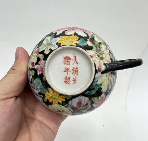 古玩陶瓷墨地粉彩花卉紋杯真品鑒賞圖