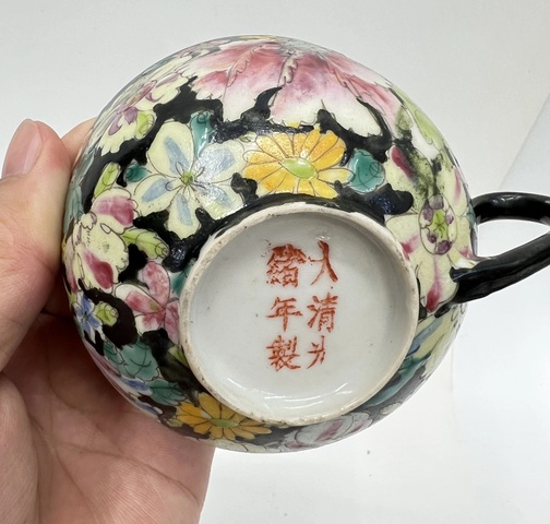 古玩陶瓷墨地粉彩花卉紋杯真品鑒賞圖