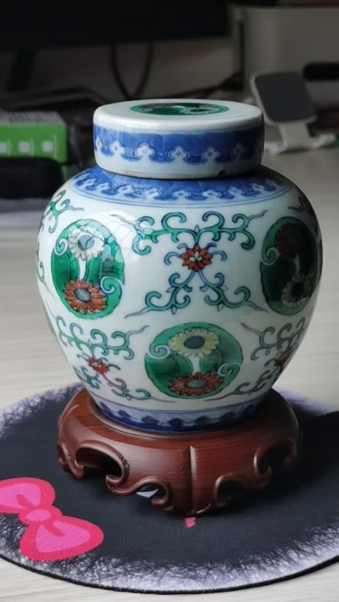 古玩陶瓷青花斗彩團花花卉紋蓋罐真品鑒賞圖