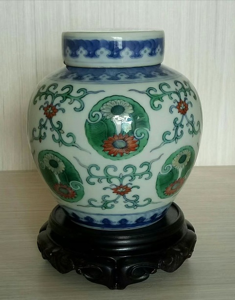 古玩陶瓷青花斗彩團花花卉紋蓋罐真品鑒賞圖