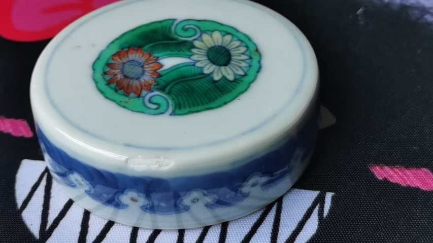 古玩陶瓷青花斗彩團花花卉紋蓋罐真品鑒賞圖