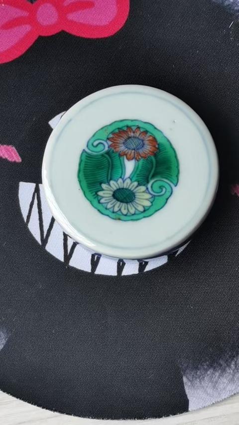 古玩陶瓷青花斗彩團花花卉紋蓋罐真品鑒賞圖