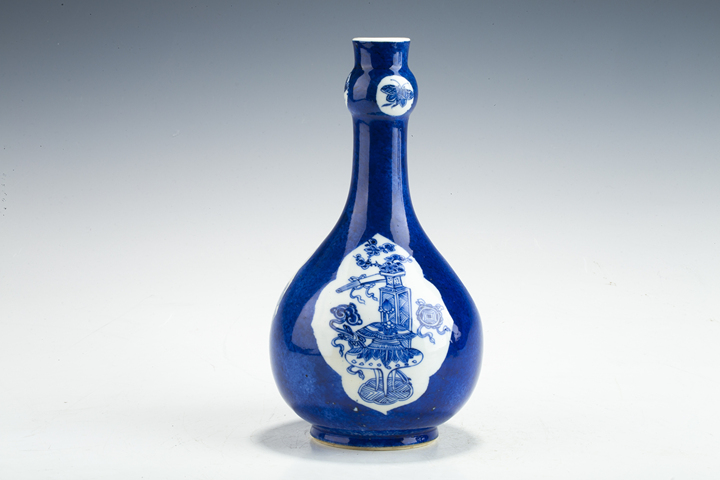 古玩陶瓷康熙·灑藍釉開窗青花博古紋蒜頭瓶真品鑒賞圖