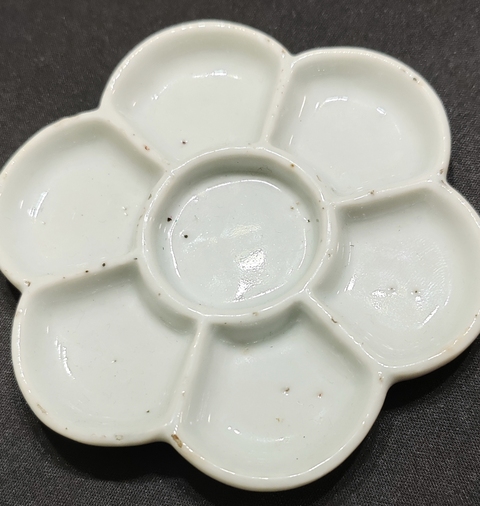 古玩陶瓷白釉調色盤真品鑒賞圖