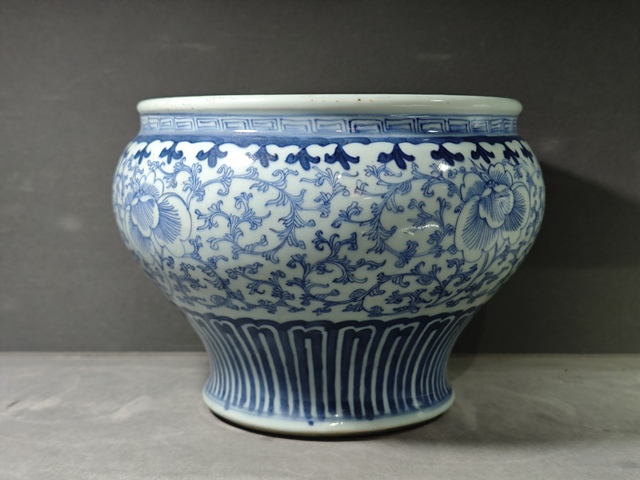 古玩陶瓷纏枝花卉紋青花廣口罐真品鑒賞圖