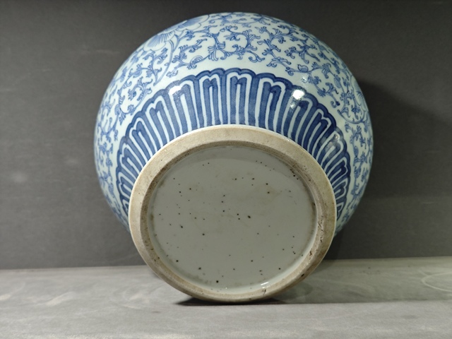 古玩陶瓷纏枝花卉紋青花廣口罐真品鑒賞圖