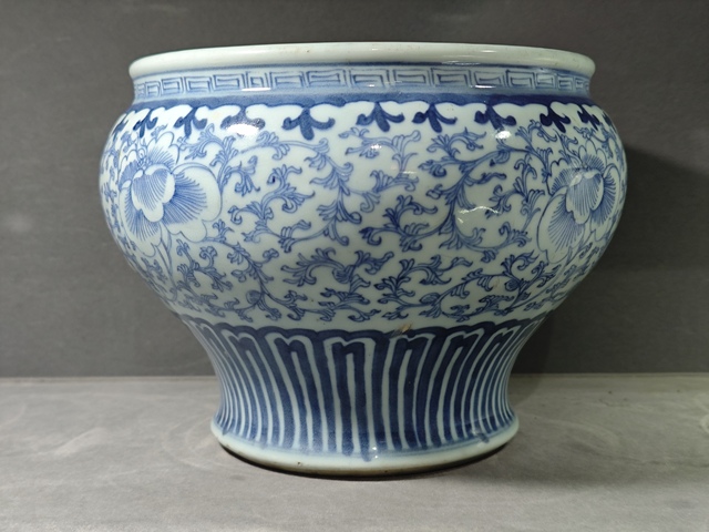 古玩陶瓷纏枝花卉紋青花廣口罐真品鑒賞圖