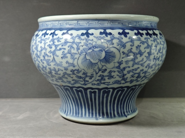 古玩陶瓷纏枝花卉紋青花廣口罐真品鑒賞圖