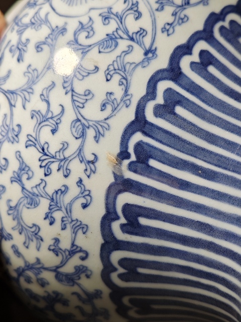 古玩陶瓷纏枝花卉紋青花廣口罐真品鑒賞圖