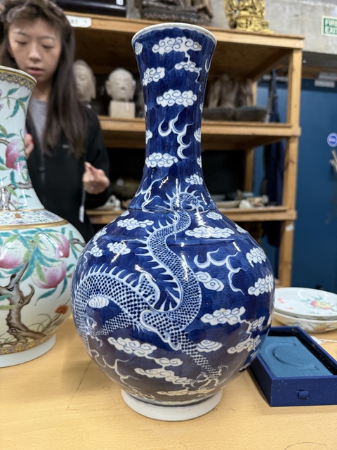 古玩陶瓷龍紋青花賞瓶真品鑒賞圖