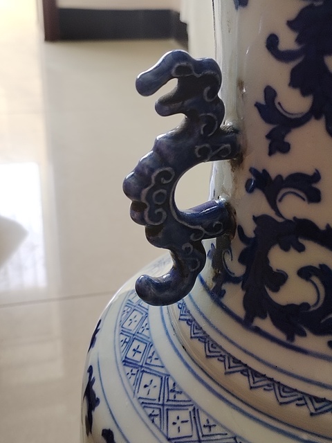 古玩陶瓷青花纏蓮雙耳瓶真品鑒賞圖