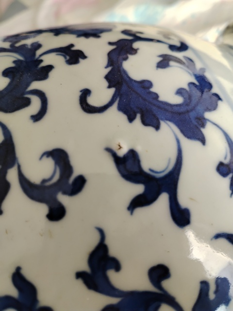 古玩陶瓷青花纏蓮雙耳瓶真品鑒賞圖