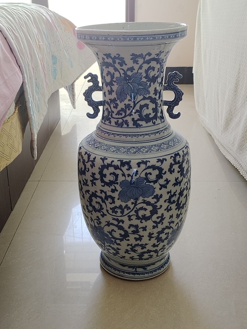 古玩陶瓷青花纏蓮雙耳瓶真品鑒賞圖