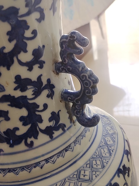 古玩陶瓷青花纏蓮雙耳瓶真品鑒賞圖