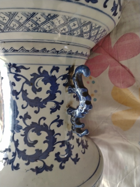 古玩陶瓷清中期纏枝花卉紋瓶真品鑒賞圖