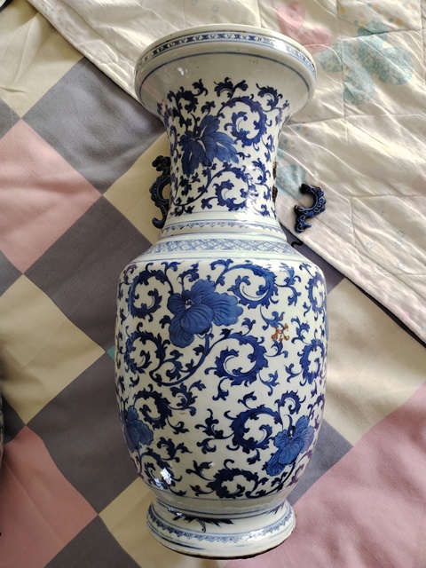 古玩陶瓷清中期纏枝花卉紋瓶真品鑒賞圖