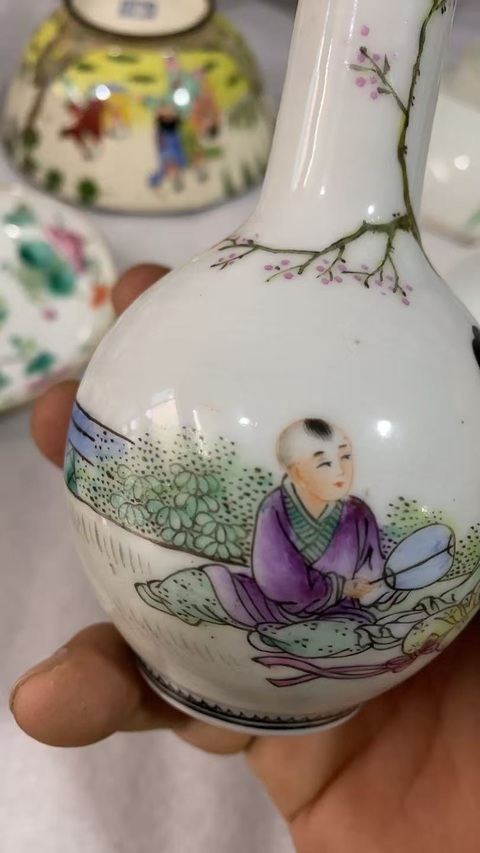 古玩陶瓷粉彩人物小瓶真品鑒賞圖